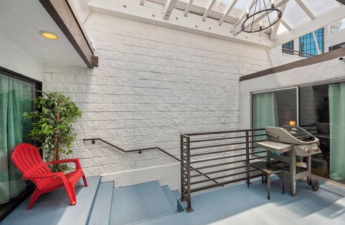 Civic Core Apartment | Bright Remodeled 2 queen beds Studio Close Little Italy