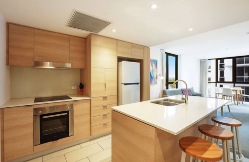 Broadbeach Waters Condo | Broadbeach Apartment - Central, WiFi & Secure Park