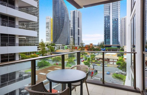 Broadbeach Waters Condo | Broadbeach Apartment - Central, WiFi & Secure Park