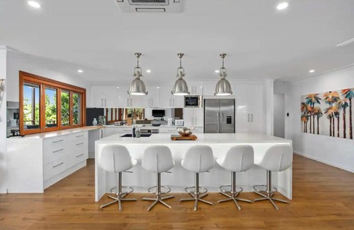 Broadbeach Waters House | Broadbeach Bungalow - Heated Pool - Sleeps 7