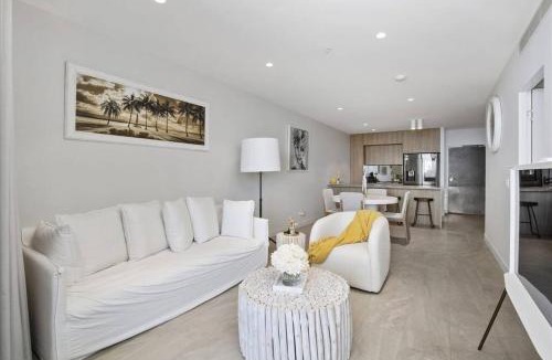 Broadbeach Apartment | Broadbeach Elegant apartment with views!