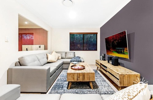 Broadbeach Waters House | Broadbeach Waters 7 Bedroom home with Pool - QSTAY