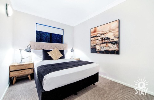 Broadbeach Waters House | Broadbeach Waters 7 Bedroom home with Pool - QSTAY