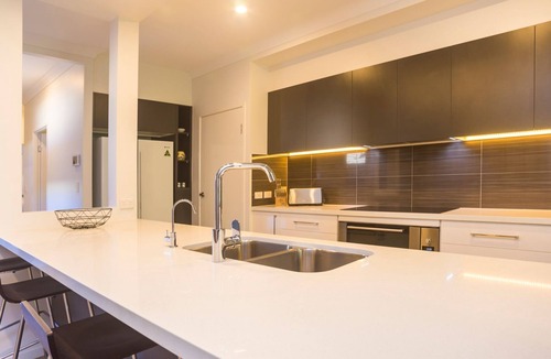 Paradise Point House | Broadwater Paradise - A short walk to the beach