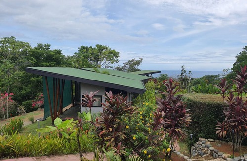 Ballena House | Bungalow with kitchen and infinity pool with ocean view, small BnB
