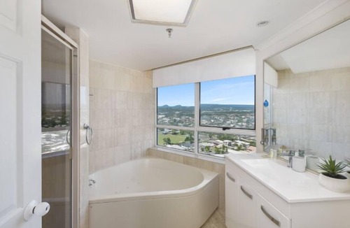 Burleigh Heads Apartment | Burleigh Heads Ocean Views 16th Floor Apartment