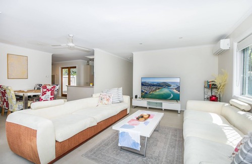 Burleigh Waters House | Burleigh tranquility. Pet friendly.