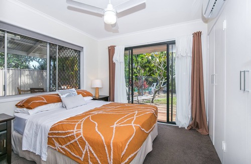 Burleigh Waters House | Burleigh tranquility. Pet friendly.