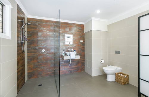 Burleigh Waters House | Burleigh tranquility. Pet friendly.