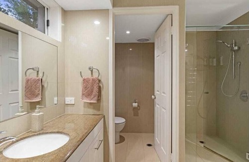 Burleigh Waters House | Burleigh waters beauty on lake, 5 minutes to the beach! family friendly