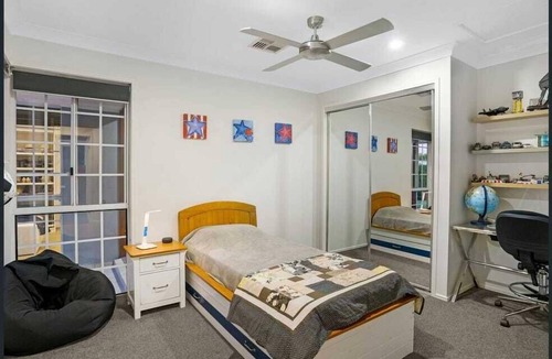 Burleigh Waters House | Burleigh waters beauty on lake, 5 minutes to the beach! family friendly