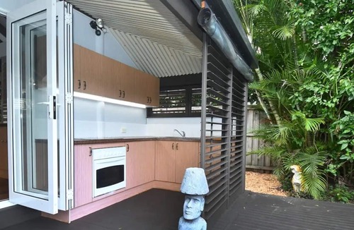 Burleigh Waters Apartment | Burleigh Waters Bungalow - a Real Tropical Oasis