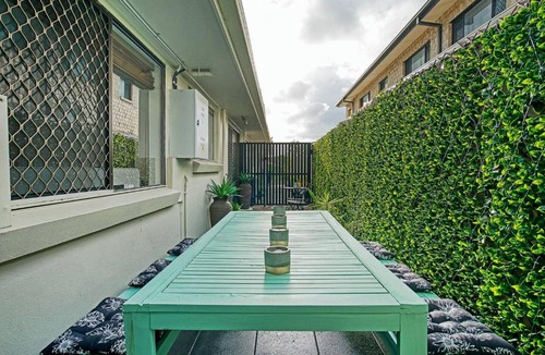 Surfers Paradise Apartment | 'Buzzing Surfers' Vibrant Indoor-outdoor Lifestyle