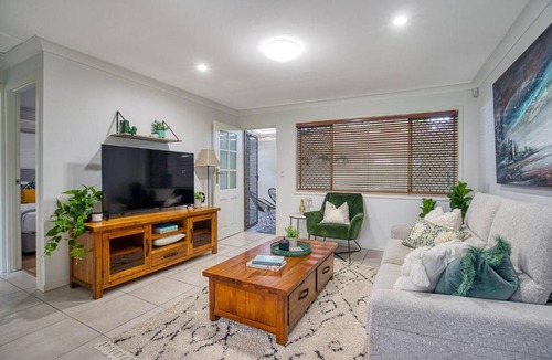 Surfers Paradise Apartment | 'Buzzing Surfers' Vibrant Indoor-outdoor Lifestyle