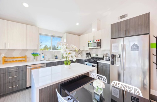 North Hollywood House | C. Vibrant 3BR Home 15m to Universal: Sleeps 12 + Patio: FIFA World Cup SoFi