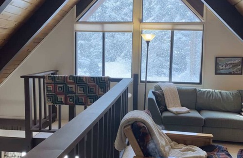 North Upper Truckee Cabin | Cabin close to hiking trails and ski resorts