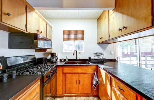 Cold Springs Cottage | California Cabin Rental - Hike, Ski, Boat!