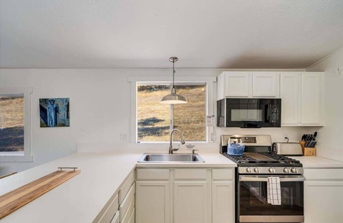 Calistoga House | Calistoga Vineyard Getaway - Hot Tub and Tastings Included