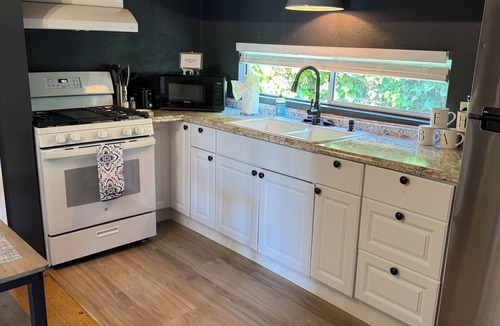 Lodge Hill Cottage | Cambria Cute Cottage with Private Deck