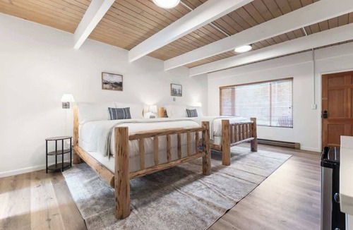 Springville Hotel | Camp Nelson Lodge | Room 4 | Sierra Nevada Retreat