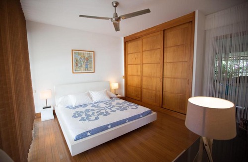 Punaauia Apartment | Carlton Plage PK18 White Sand Beach Pool 2BR2BA fiber Wi-Fi AC