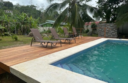 Cahuita House | Casa Amapola en Cabinas con Piscina ¡A 5 Minutos del Parque Nacional de Cahuita!