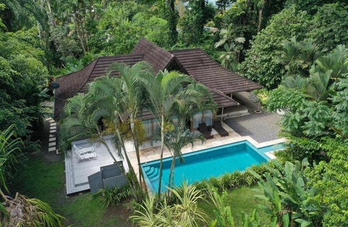 Chiguata Ski Chalet | Casa Ambar - Luxury Jungle Villa with Pool near Chiquita Beach