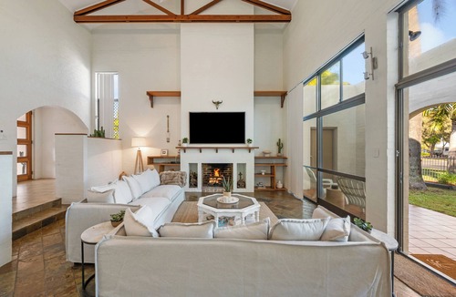 Banksia Beach House | Casa Banksia | Waterfront Ocean Views | Huge Pool