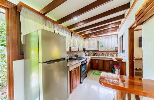 Puerto Viejo de Talamanca Hotel | Casa Blossom - Beach Paradise Retreat, Fully Equipped, Holiday Home