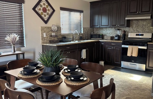 Lennox House | Casa de Luxe – Modern 3BR Near SoFi & LAX Sleeps 8