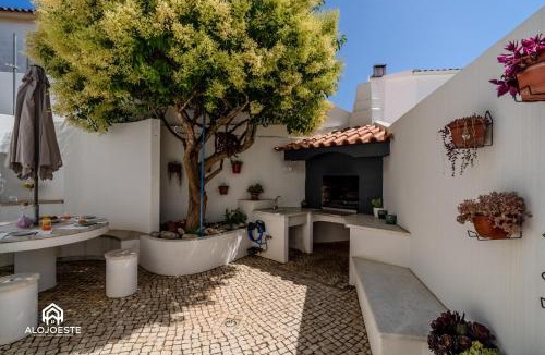 Praia de Santa Cruz House | Casa de Praia - Stylish villa Center of Sta Cruz