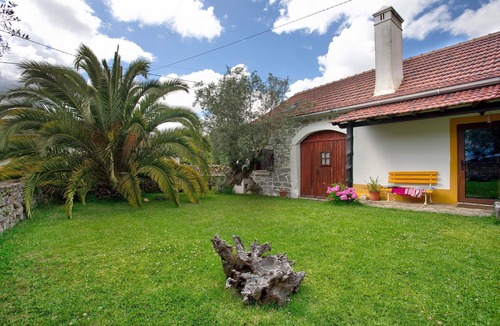 Porto de Mos Apartment | Casa do Largo - Floor 2 with Shared Terrace, Shared Garden and Wi-Fi