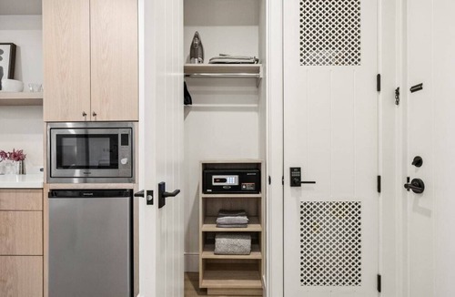 Oak Park Apartment | Casa Iglesia Studio 104
