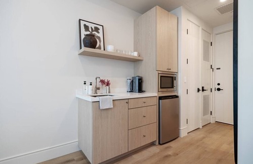 Oak Park Apartment | Casa Iglesia Studio 207