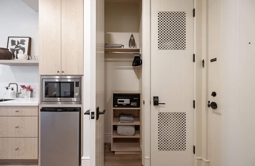 Oak Park Apartment | Casa Iglesia Studio 204