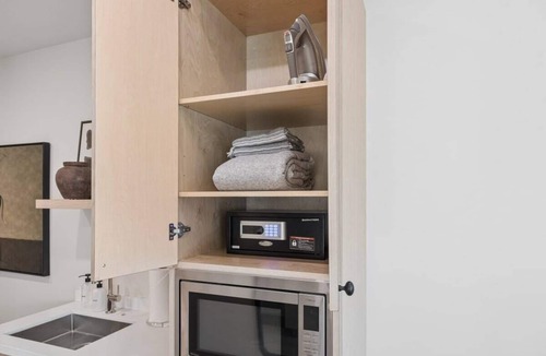 Oak Park Apartment | Casa Iglesia Studio 202