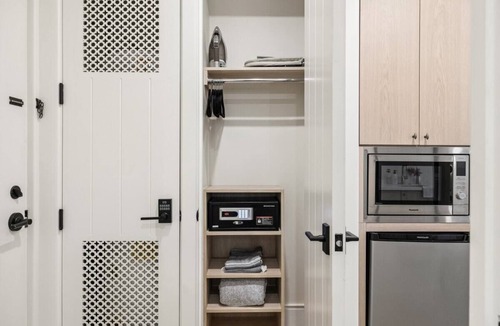 Oak Park Apartment | Casa Iglesia Studio 105