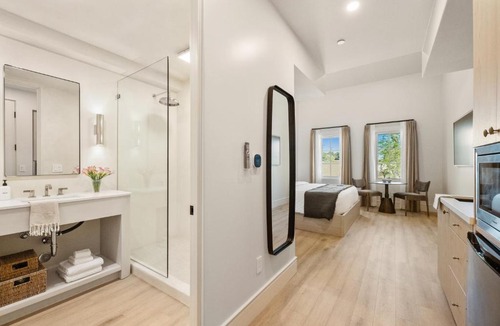 Oak Park Apartment | Casa Iglesia
