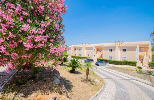 Estombar Apartment | Casa Kantara Apartment with Balcony