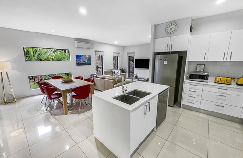 Buderim Villa | Casa Mia Retreat Luxury Family Home on Buderim. Pet friendly.