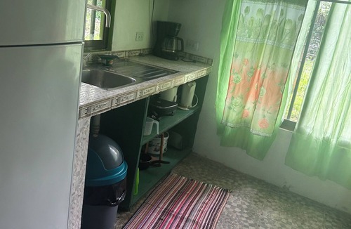 Cahuita House | 🐒CASA MONO VERDE 10 minutes walk to playa blanca, The National Park, Mepe Bus