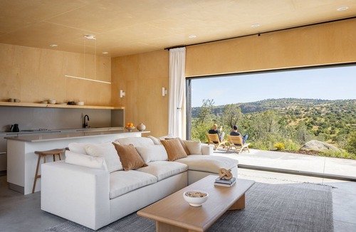 Yosemite Lakes Cabin | Casa Roca: Modern Cabin in 17 Acres Near Yosemite
