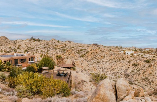 Yucca Valley House | Casa Stella | Boulder Views with Hot Tub and Meditation Overlook