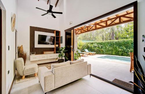 Puerto Viejo de Talamanca Villa | Casa violeta modern villa pool steps from the beach