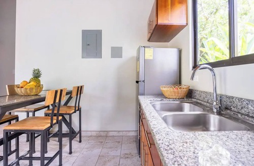 Uvita Cottage | Casita Tropical, walking to the beach