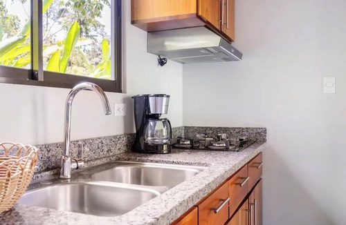 Uvita Cottage | Casita Tropical, walking to the beach