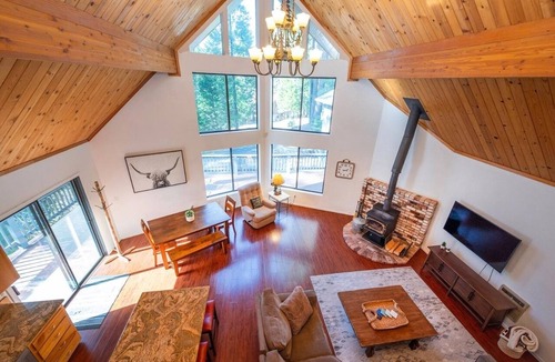 Arnold Ski Chalet | Castlewood Chalet–Family Retreat in Arnold w/Hot Tub, Guest Suite & Loft Views
