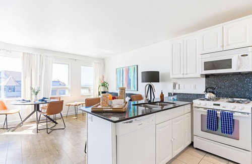 Cayucos House | Cayucos 2BR Bungalow Steps to Beach w/Shared Firepit Lounge & Outdoor Bar