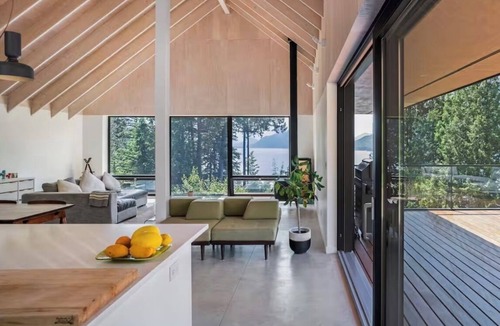 Britannia Beach House | CEDAR HOME with sauna and cold plunge. 45 min drive from vancouver and Whistler!