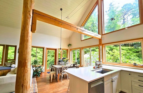 Tofino House | Cedar & Salt – Forest Retreat by the Beach with Hot Tub, Sauna & EV Charger
